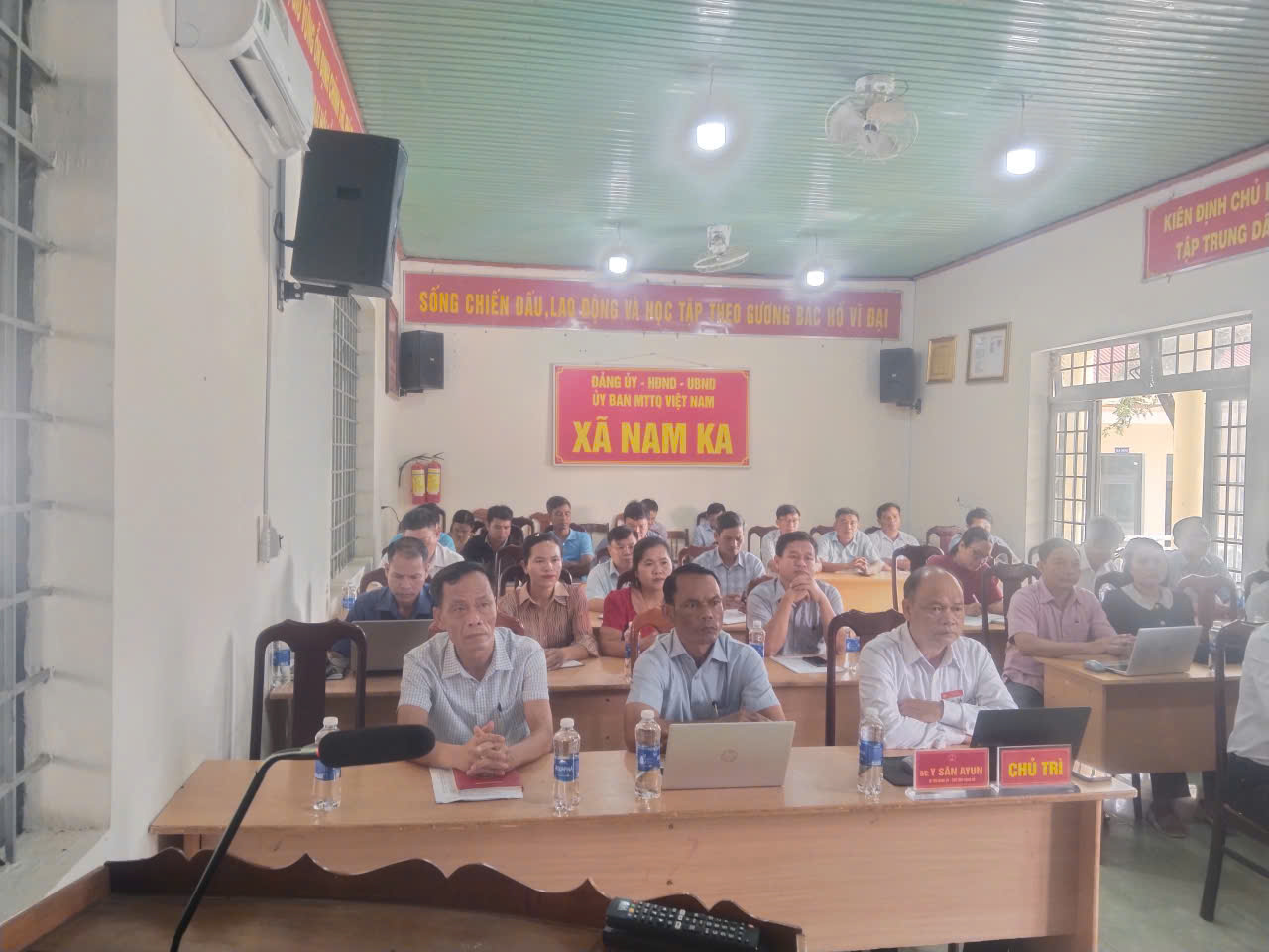 Xã Nam Ka tổ chức hội nghị trực tuyến nghiên cứu, học tập, quán triệt các Nghị quyết, Chỉ thị của Bộ Chính trị