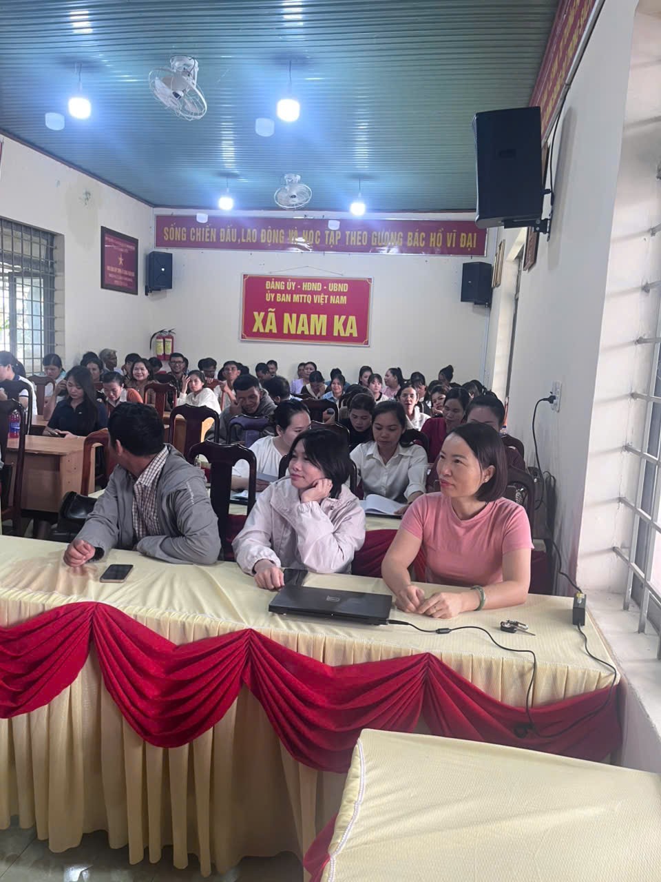 XÃ NAM KA TỔ CHỨC HỘI NGHỊ BỒI DƯỠNG, TẬP HUẤN CHÍNH TRỊ HÈ NĂM 2026 CHO ĐỘI NGŨ VIÊN CHỨC, GIÁO VIÊN
