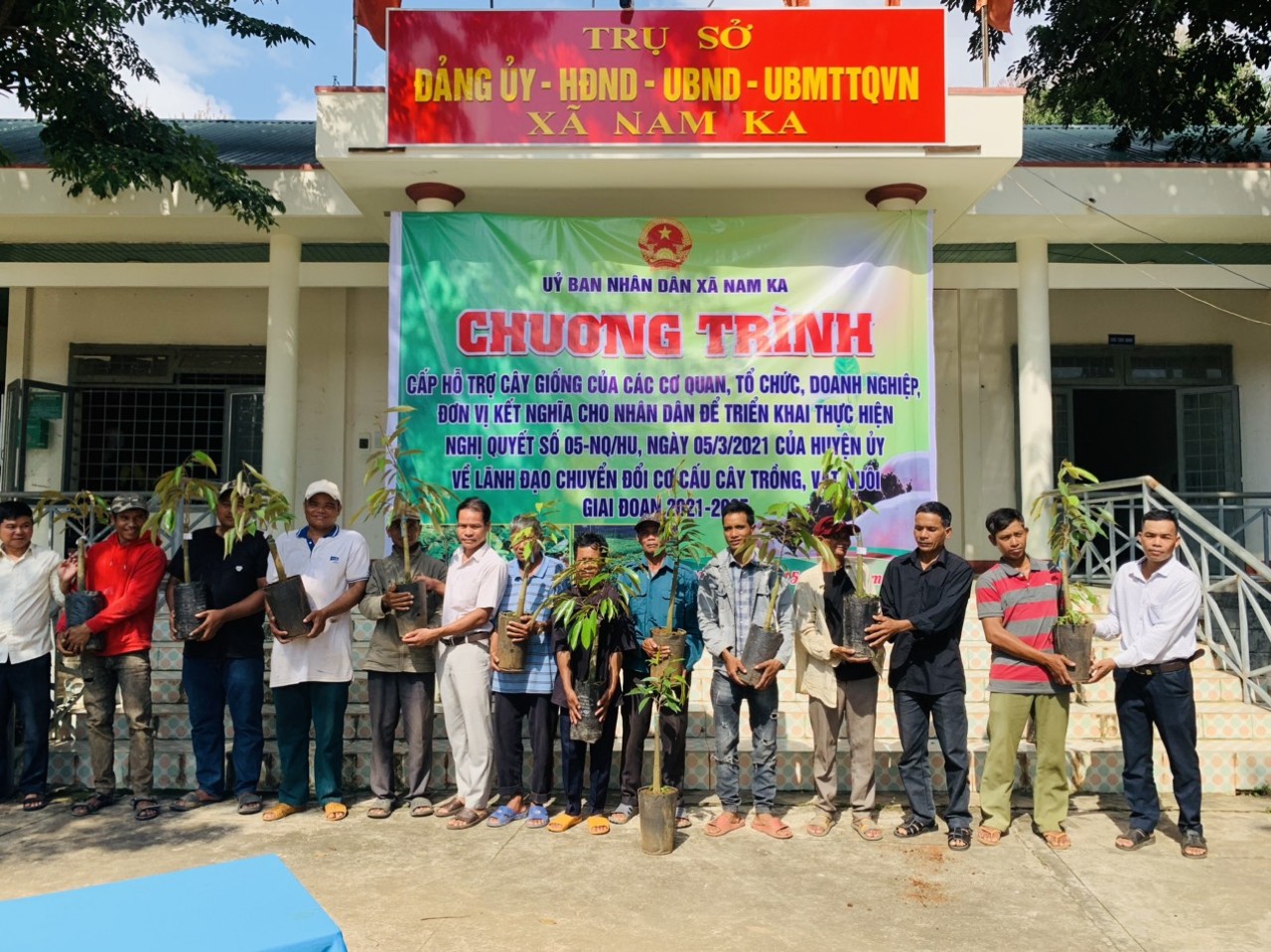 XÃ NAM KA TỔ CHỨC CẤP HỖ TRỢ CÂY  GIỐNG CHO NGƯỜI DÂN ĐỂ TIẾP TỤC THỰC HIỆN NGHỊ QUYẾT SỐ 05-NQ/HU, NGÀY 05/3/2021 CỦA HUYỆN ỦY